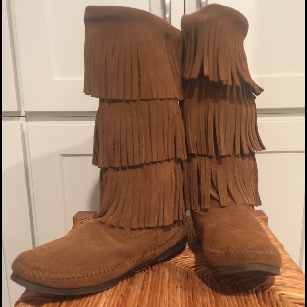 3 TIER MINNETONKA LEATHER BOOTS.